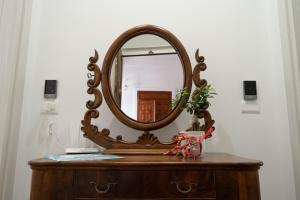 特罗佩阿SOGNI DA MARE的木制梳妆台上方的镜子