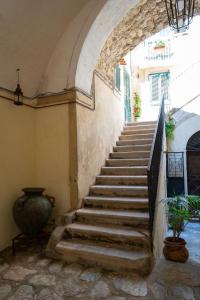 特罗佩阿SOGNI DA MARE的石阶梯式建筑中的楼梯