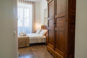 特罗佩阿SOGNI DA MARE的一间卧室配有一张床和一个大型木制橱柜
