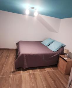 法雷诺Dolce&casanova的铺有木地板的客房内的一张小床