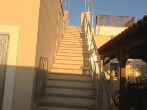 莱波拉诺玛尔&鲁纳住宿加早餐旅馆的通往带楼梯的大楼的楼梯