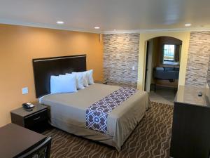 拉蓬特Industry Inn & Suites的酒店客房设有一张大床和一间浴室。