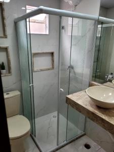 萨尔瓦多保萨达索拉里斯旅馆的带淋浴、卫生间和盥洗盆的浴室
