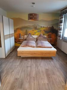 梅德巴赫Fewo TaLuLa - Sauerland mit Hund的一间卧室配有一张壁画床