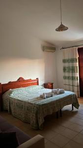 萨穆盖奥Agriturismo da Lino AGRIPIZZA的一间卧室配有一张大床和毛巾