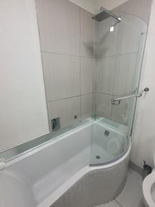 约翰内斯堡Stunning, Modern 1 bedroom Apartment Sandton的白色的浴室设有浴缸和水槽。
