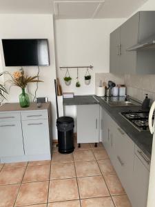 Maison calme et confortable的厨房配有白色橱柜和台面