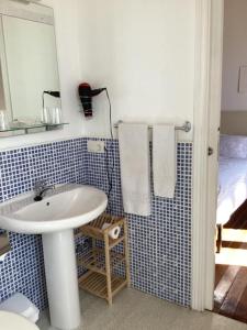 特里亚卡斯特拉Pension Casa Simon的一间带水槽和镜子的浴室以及一张床