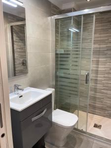 卡拉德米哈斯La Cala Holiday Retreat的浴室配有卫生间、盥洗盆和淋浴。