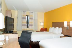 马凯特Days Inn by Wyndham Marquette的酒店客房设有两张床和电视。