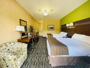 弗尼弗尼斯坦福度假酒店的酒店客房,配有两张床和椅子