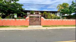 萨尔瓦多Hotel - Pousada-Zen Bougainville的一座带橙色围栏和门的房子