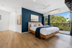 库鲁姆海滩巴比隆库拉姆公寓的一间卧室配有一张蓝色墙壁的床