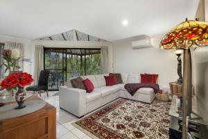 科夫斯港Villa 3 By The Sea的客厅配有白色沙发和红色枕头。