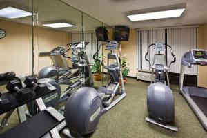 圣露西港Holiday Inn Port St. Lucie, an IHG Hotel的一间健身房,里面配有几台跑步机