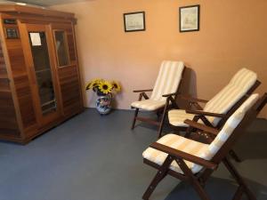 Vast Holiday Home in Frankenau with Infrared Sauna的休息区