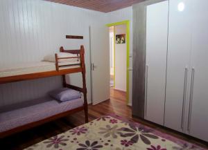 乌鲁比西Casa de Ferias Alternativa的一间卧室设有一张双层床,门通往走廊