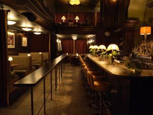纽约The Ned NoMad的酒吧在餐厅里,有排酒吧凳