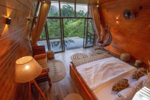 埃拉Tea Cabins的一间卧室设有一张床和一个大窗户