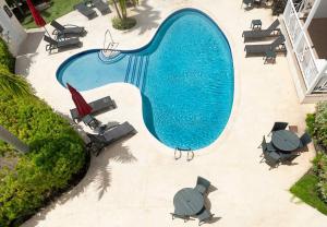 圣詹姆斯Private Condo on the West Coast of Barbados的享有带桌椅的游泳池的顶部景致