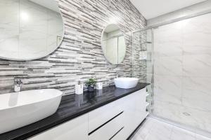 BerrimahRavi’s Home的一间带水槽和镜子的浴室