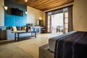 康提格拉维拉Spa精品酒店的酒店客房设有床和客厅。