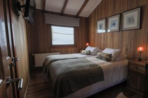 法洛伦斯Loma del Viento的一间卧室设有两张床和窗户。
