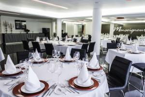 普拉亚维普普拉亚酒店的一组配有白色桌布和餐巾的桌子