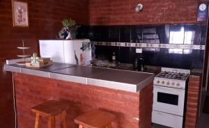 特雷利乌Ensueños的厨房配有台面和炉灶。