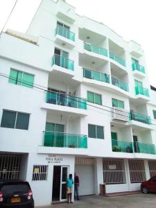 卡塔赫纳Bonito apartamento en Cartagena con garaje gratuito的两个人站在白色建筑前