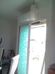 卡塔赫纳Bonito apartamento en Cartagena con garaje gratuito的客房设有窗户和白色椅子。