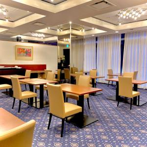 东京赤阪玛璐轩酒店的用餐室配有桌椅