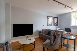 布伦特里Luxurious Private One Bedroom Apartment的带沙发和平面电视的客厅