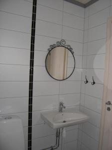 VittarydB & B Flattinge Fritidshus的白色的浴室设有水槽和镜子