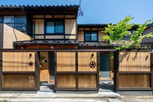 金泽Hanatsume Machiya House的前面有木门的建筑