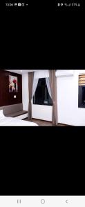 海防Hotel The Quin的一张带窗帘窗户的房间的照片
