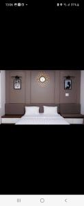 海防Hotel The Quin的卧室配有一张带镜子的白色大床