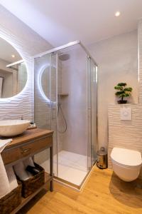 杜布罗夫尼克Nono's House I的带淋浴、卫生间和盥洗盆的浴室