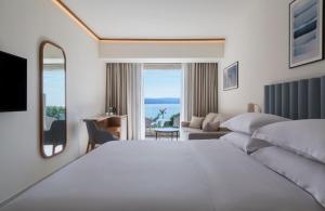 布雷拉蓝日索林酒店的酒店客房设有两张床,享有海景。