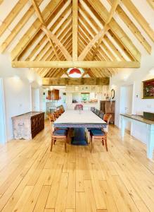 普尔伯勒House on the Brooks Self catering Holiday let South Downs West Sussex Sleeps 14的厨房以及带桌椅的用餐室。