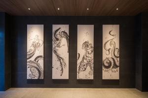 京都Via Inn Prime Kyotoeki Hachijoguchi的墙上有四幅不同的画
