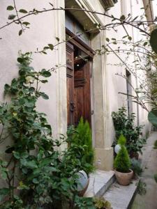 马赛酒缸修道院公寓的木门的建筑物入口