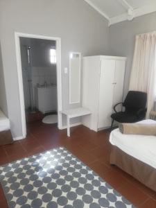 Machadodorp老磨坊酒店的客房设有一张床和一间带镜子的浴室