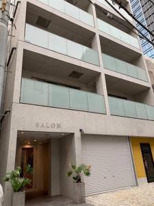 东京SALON渋谷5B的建筑的侧面有沙沃伦标志