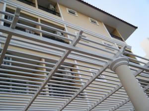 芭堤雅市中心LK Mantra Pura Resort的铝制百叶窗的建筑