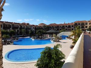 德尔锡伦西奥海岸Gaviota Real en Balcon del Mar的享有度假村游泳池的景致