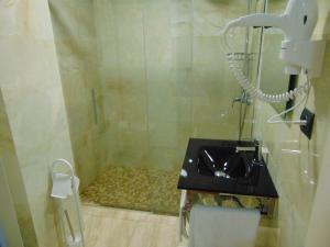 卡萨斯-伊瓦涅斯阿罗斯酒店 的带淋浴、水槽和电话的浴室