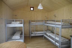 玛丽港格隆纳乌登斯露营酒店的小屋内带三张双层床的客房