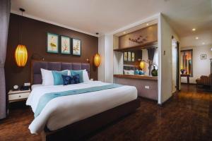 河内Hotel Emerald Waters Classy的一间带大床的卧室和一间客厅