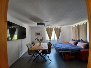 RueunL'ANGOLO DEI SAPORI的客厅配有沙发和一张桌子及一张床